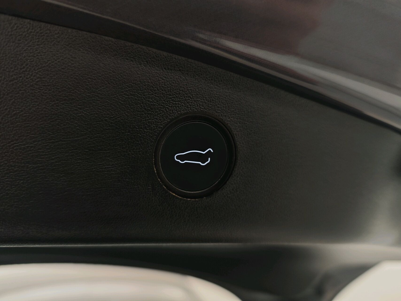 Grå Tesla Model 3 fra 2022