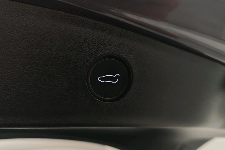Grå Tesla Model 3 fra 2022