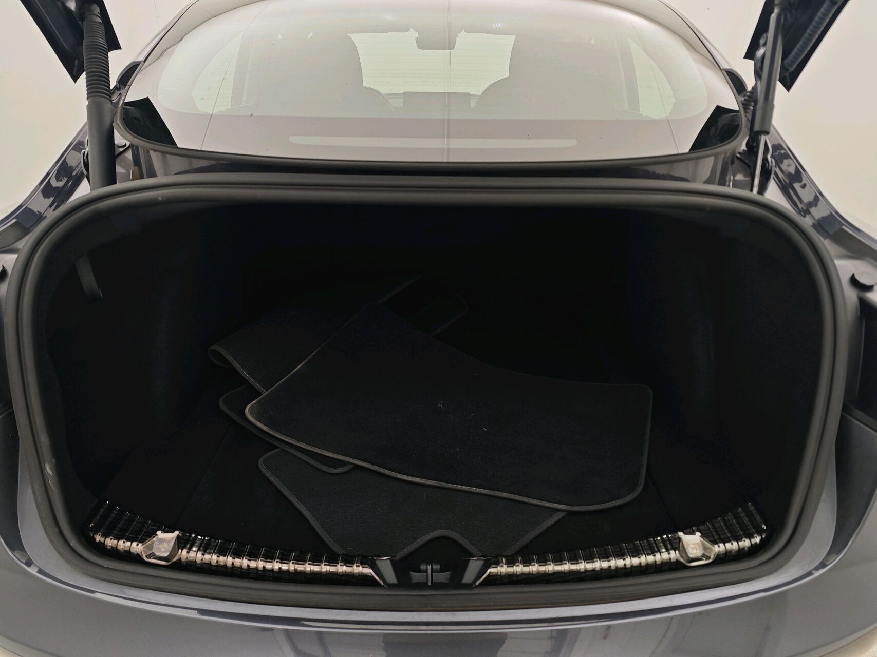 Grå Tesla Model 3 fra 2022