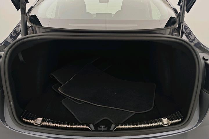 Grå Tesla Model 3 fra 2022