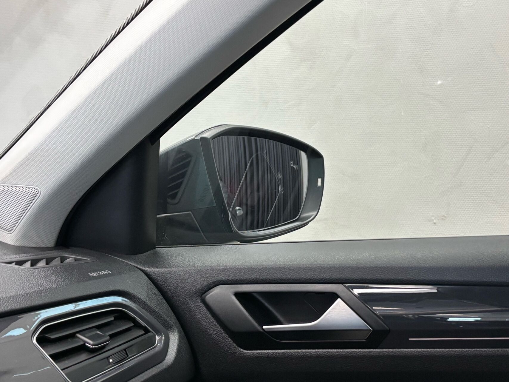 Grå VW T-Roc fra 2018