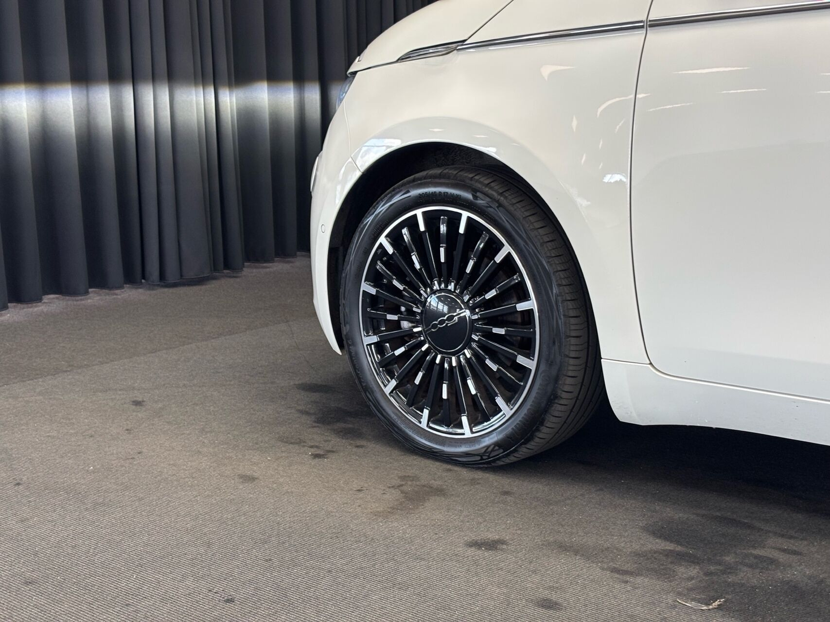 Hvid Fiat 500e fra 2023