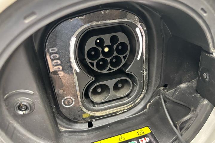 Hvid Fiat 500e fra 2023