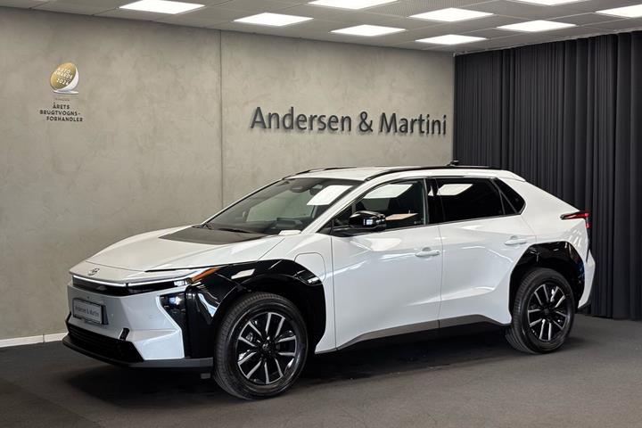 Hvid Toyota BZ4X fra 2026