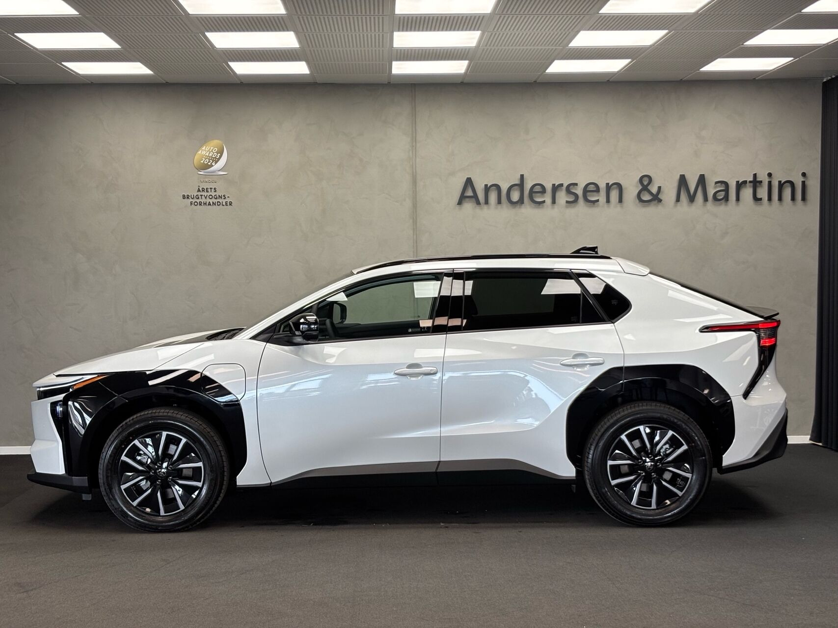 Hvid Toyota BZ4X fra 2026