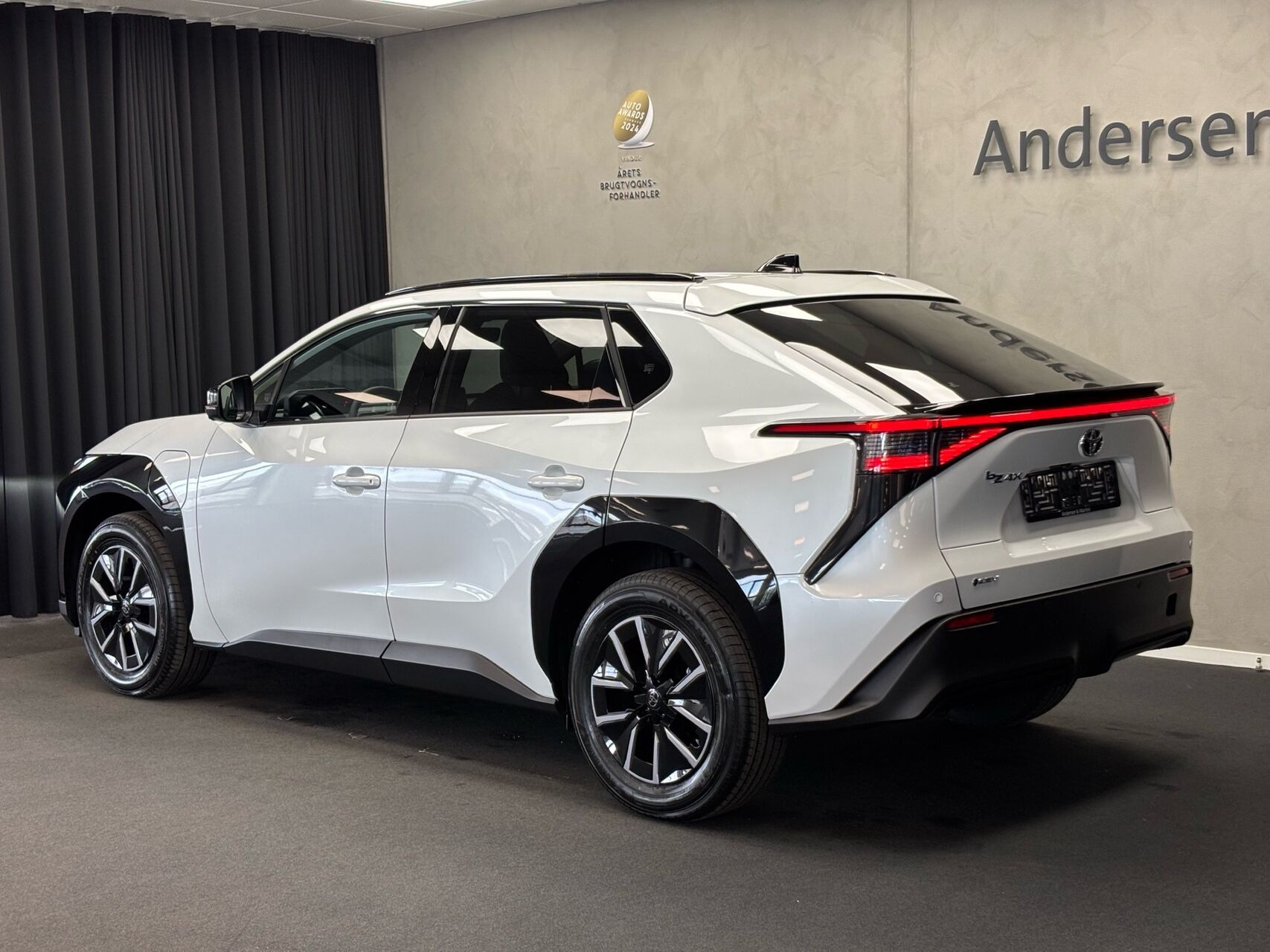 Hvid Toyota BZ4X fra 2026