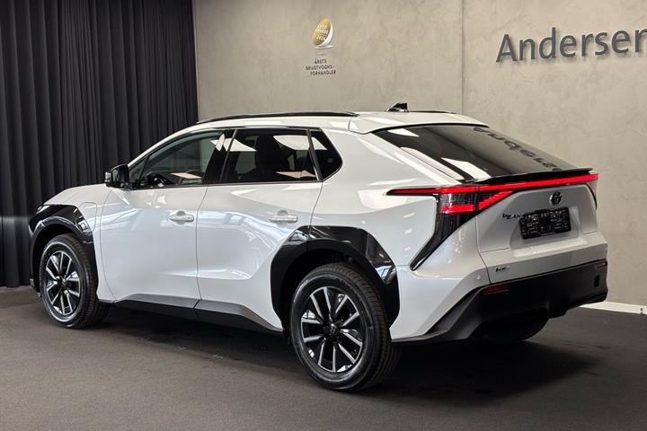 Hvid Toyota BZ4X fra 2026