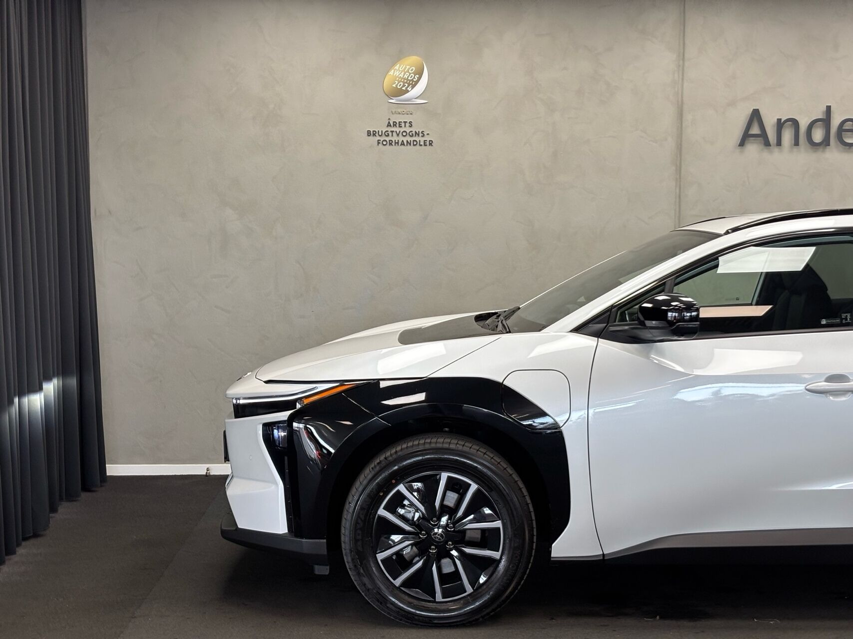 Hvid Toyota BZ4X fra 2026