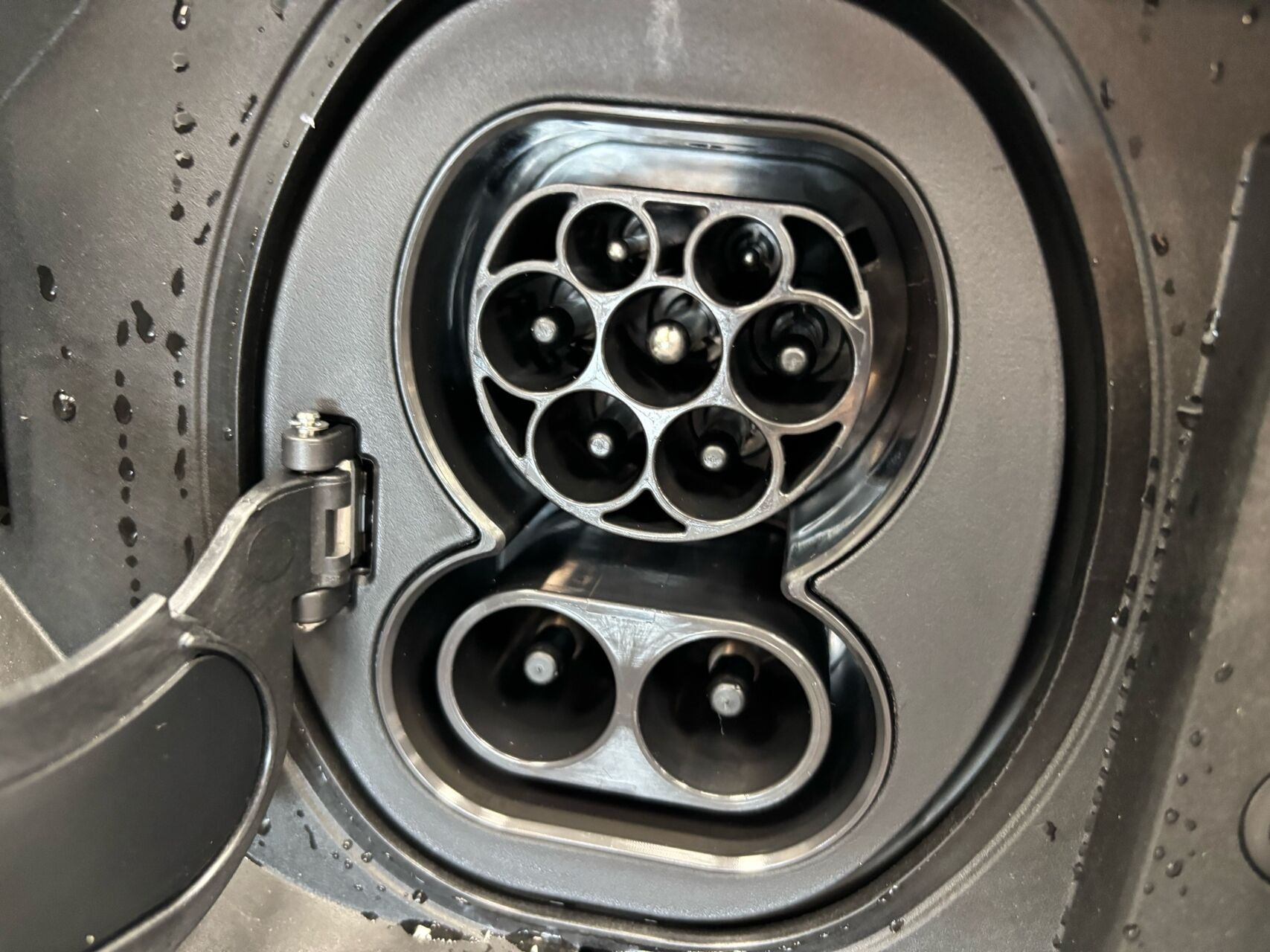 Hvid Toyota BZ4X fra 2026