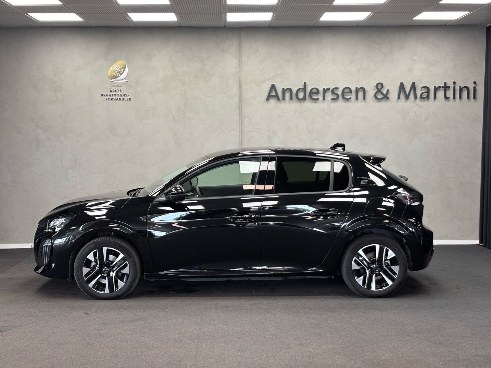 Sort Peugeot e-208 fra 2025
