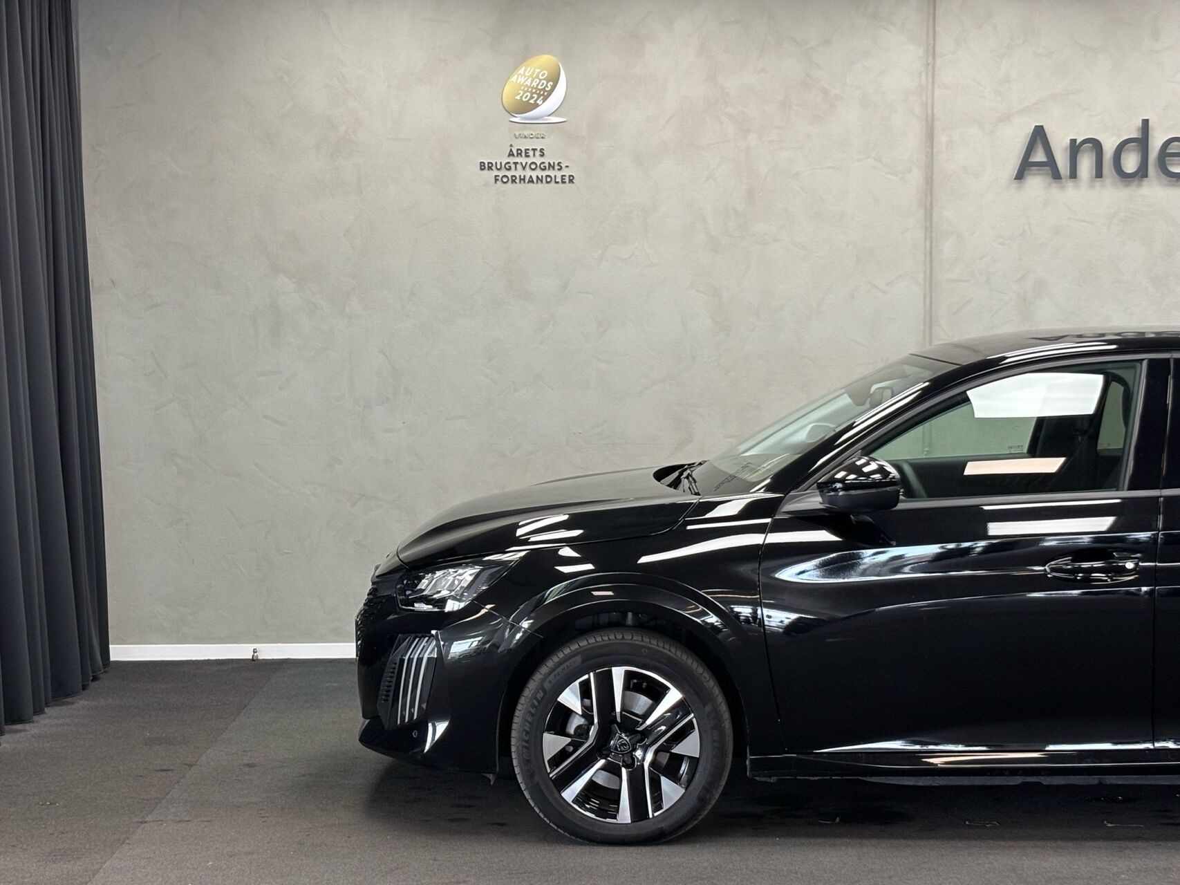 Sort Peugeot e-208 fra 2025