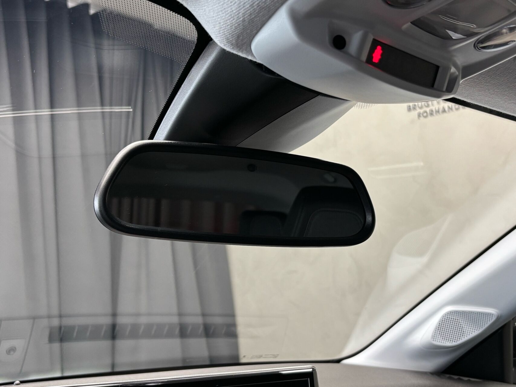 Sort Peugeot e-208 fra 2025