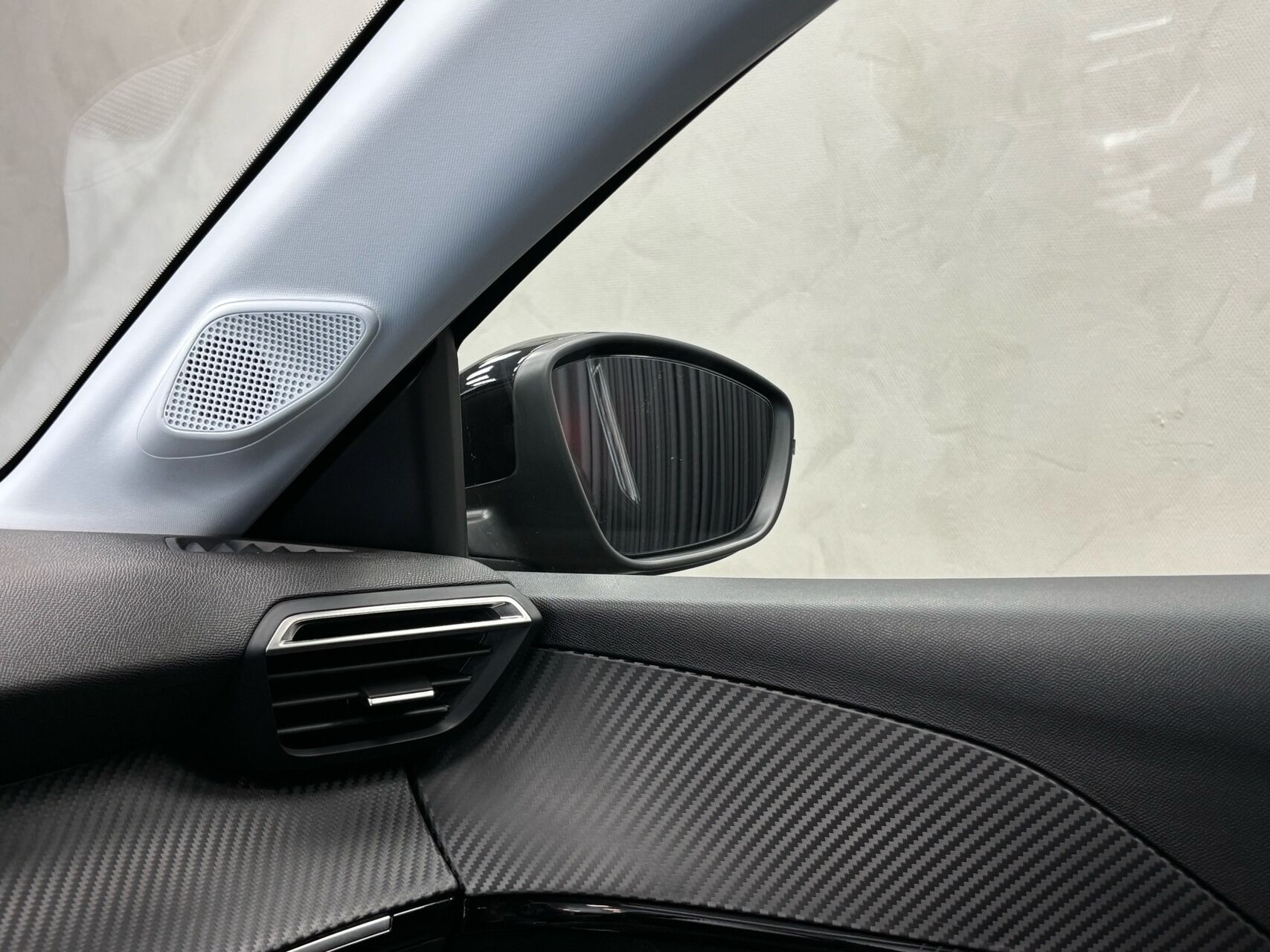 Sort Peugeot e-208 fra 2025