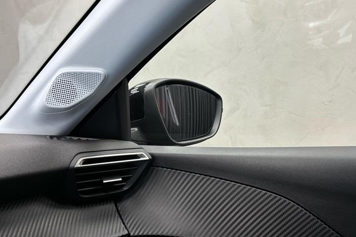 Sort Peugeot e-208 fra 2025