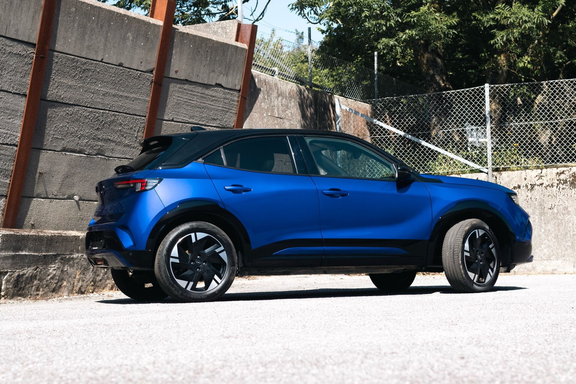 Blå Opel Mokka-e fra 2025