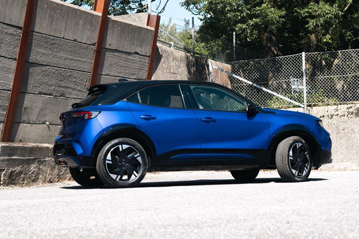 Blå Opel Mokka-e fra 2025