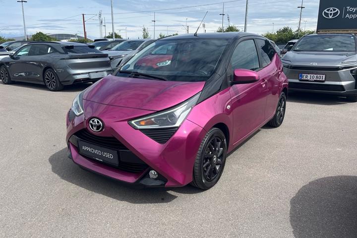 Lilla Toyota Aygo fra 2019 set udefra