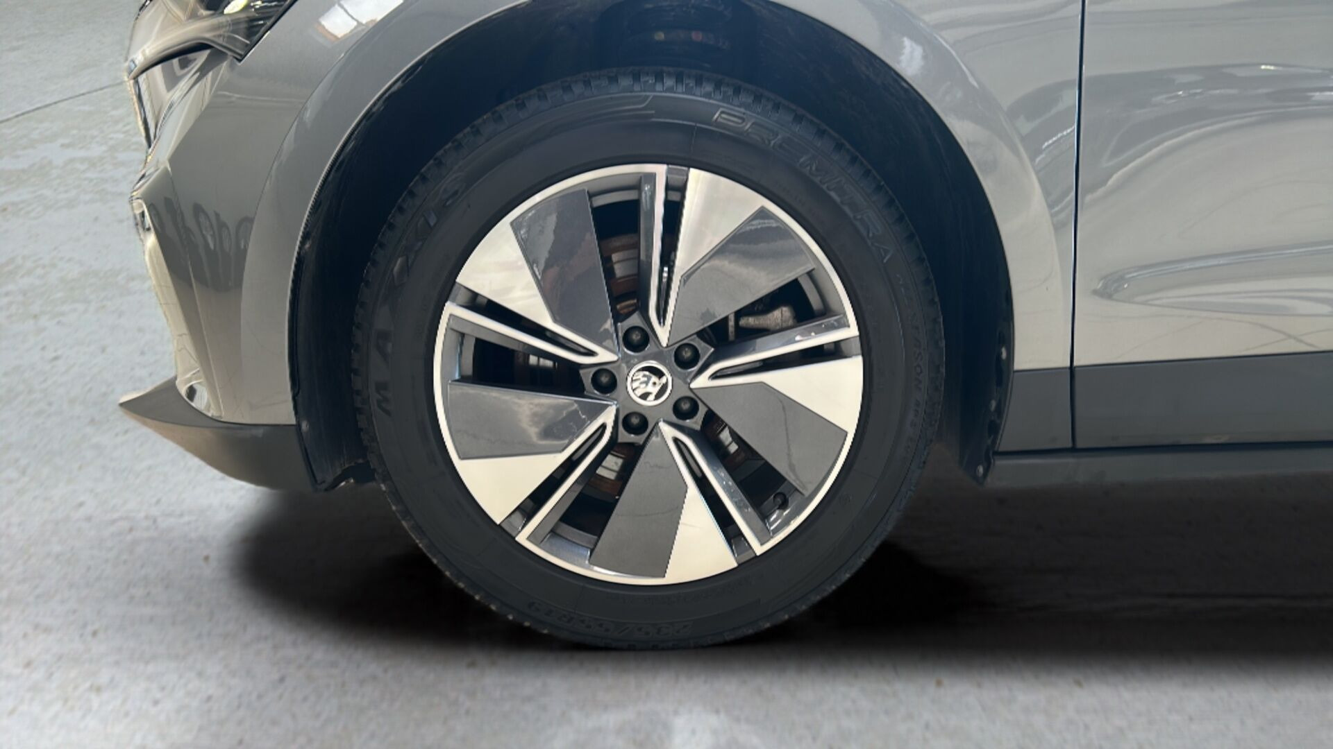 Grå Skoda Enyaq fra 2025