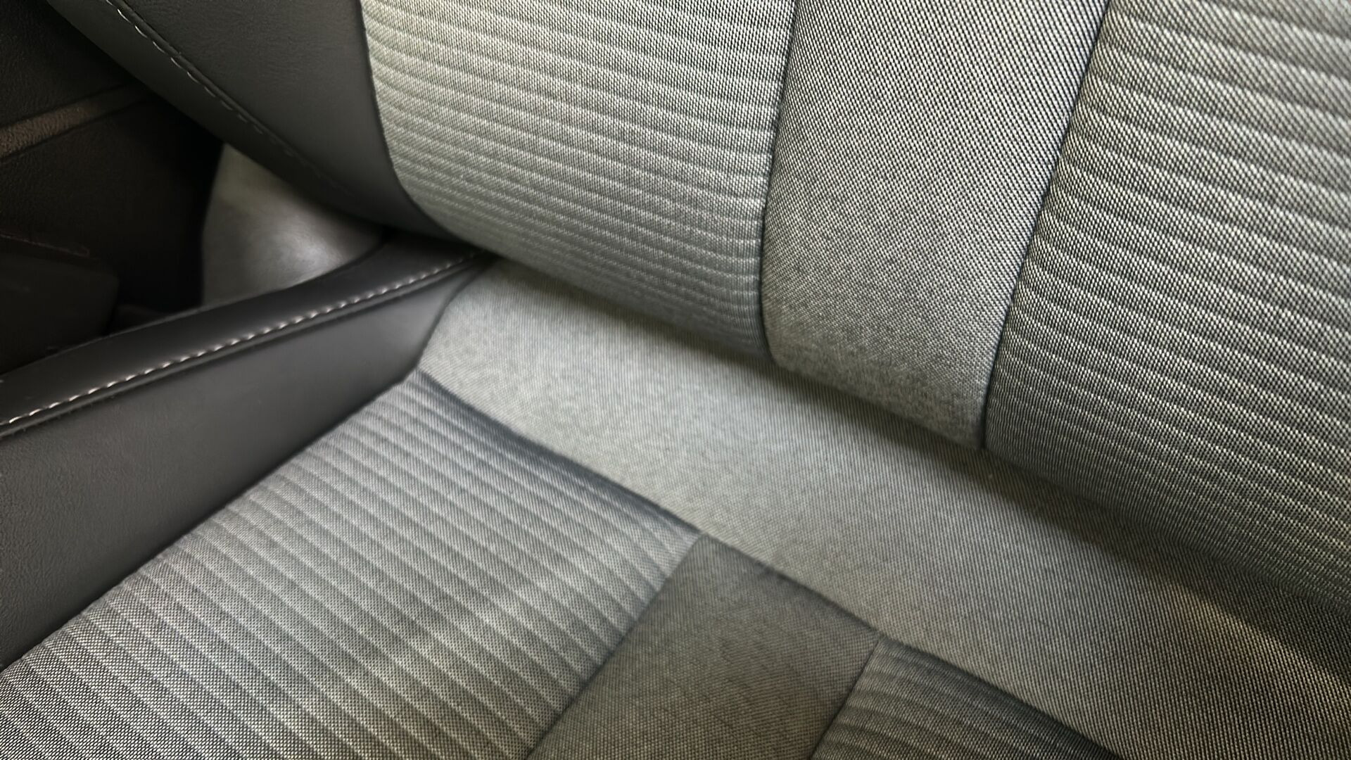 Grå Skoda Enyaq fra 2025