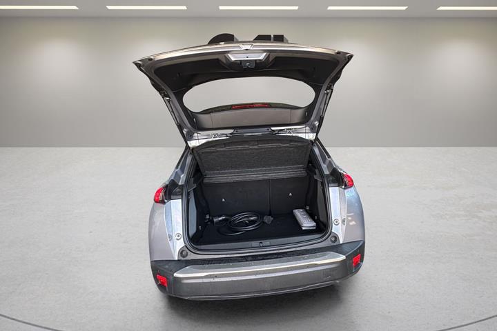 Sølv Peugeot e-2008 fra 2020