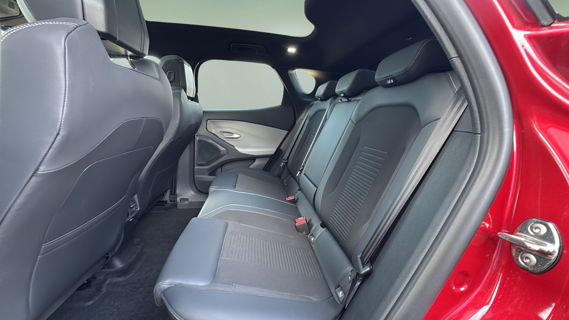 Rød Ford Capri fra 2025