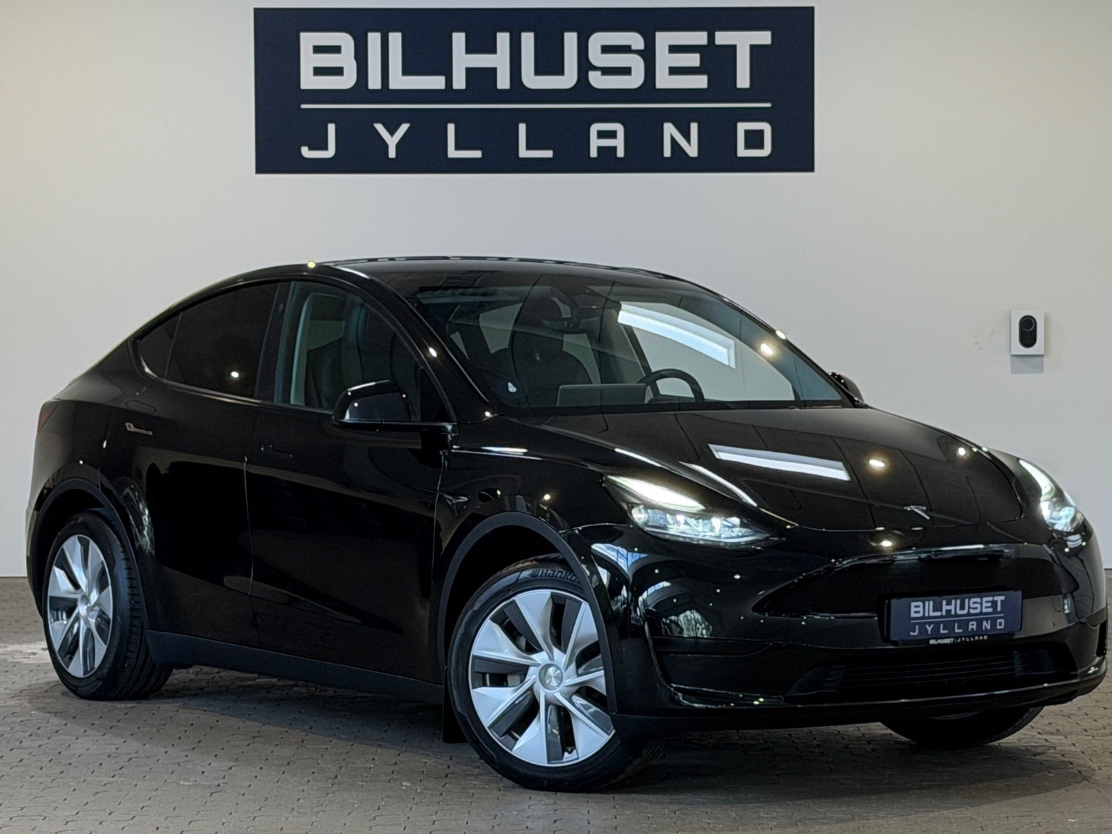 Sort Tesla Model Y fra 2023