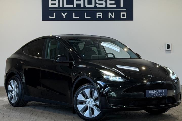 Sort Tesla Model Y fra 2023