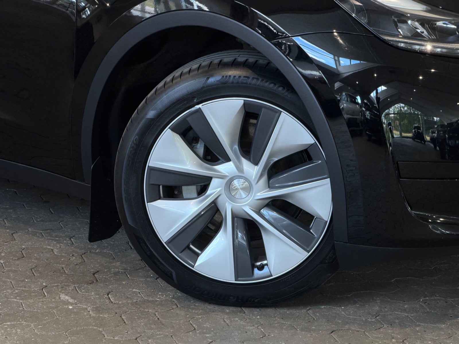 Sort Tesla Model Y fra 2023