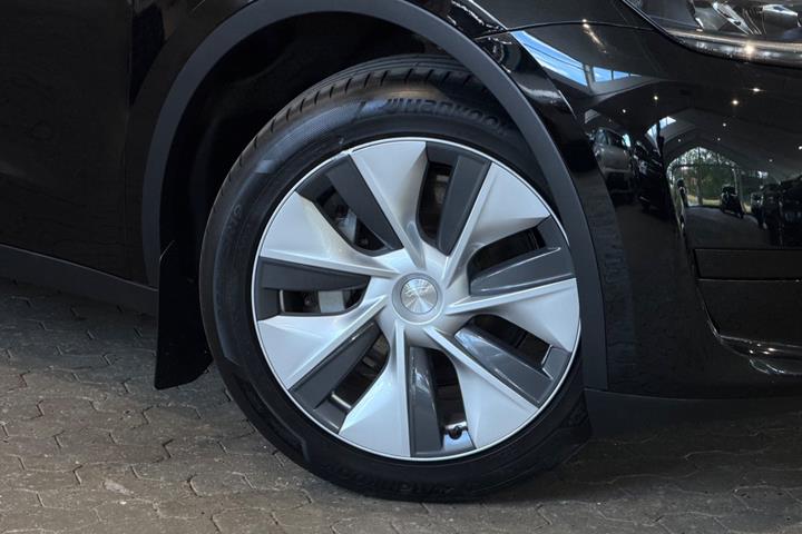 Sort Tesla Model Y fra 2023
