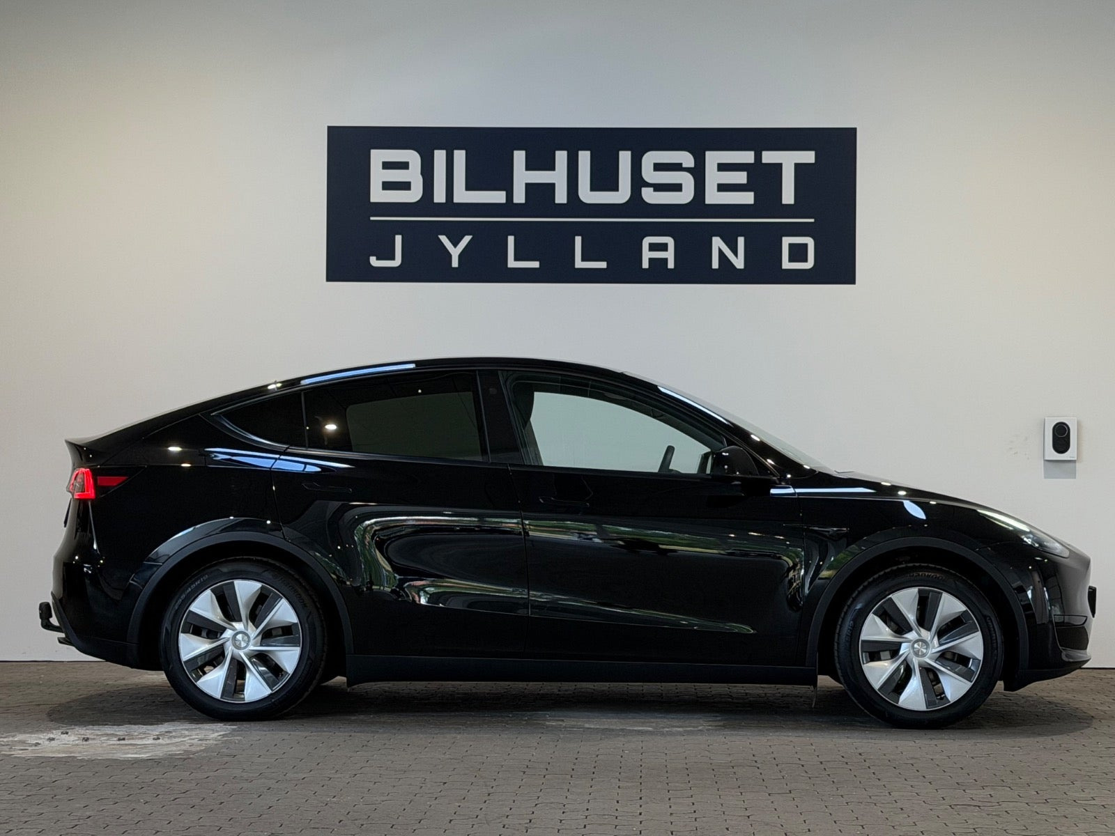 Sort Tesla Model Y fra 2023