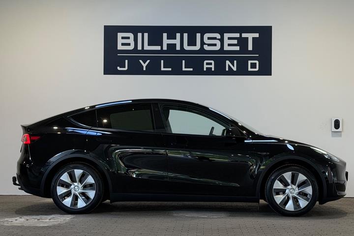 Sort Tesla Model Y fra 2023