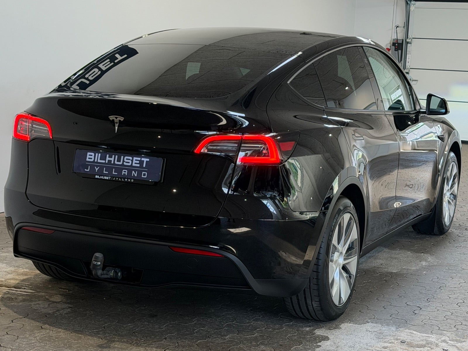 Sort Tesla Model Y fra 2023