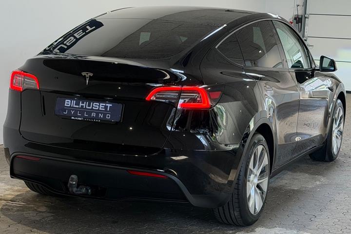 Sort Tesla Model Y fra 2023
