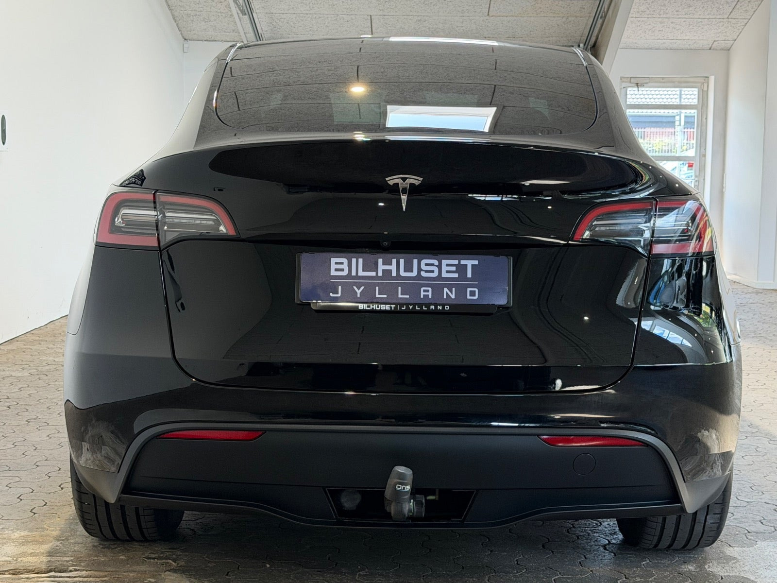 Sort Tesla Model Y fra 2023