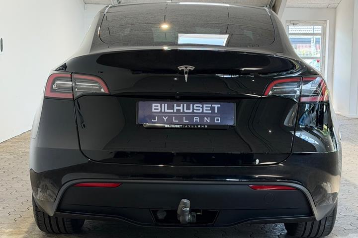 Sort Tesla Model Y fra 2023