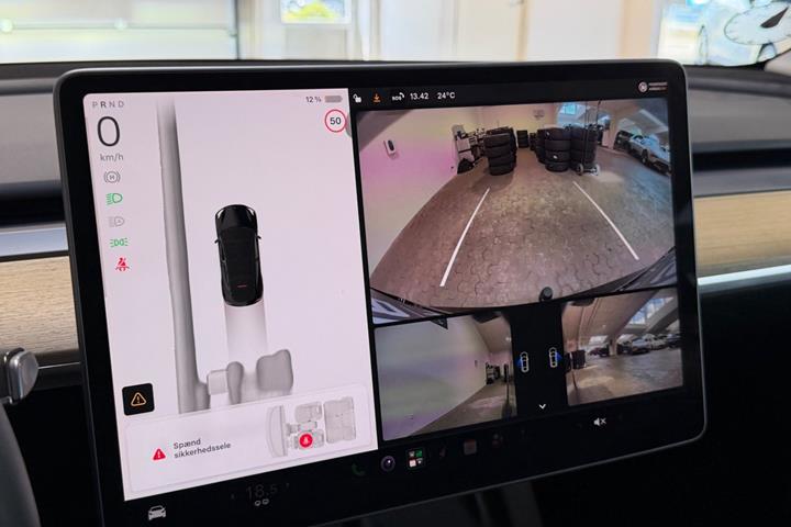 Sort Tesla Model Y fra 2023