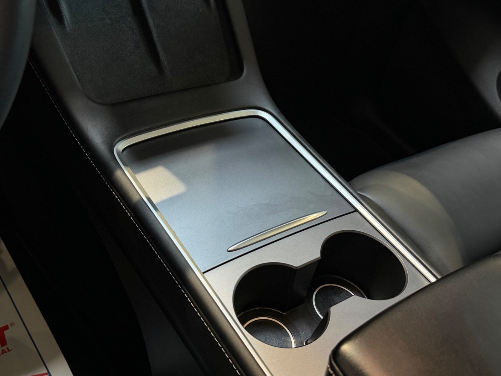 Sort Tesla Model Y fra 2023