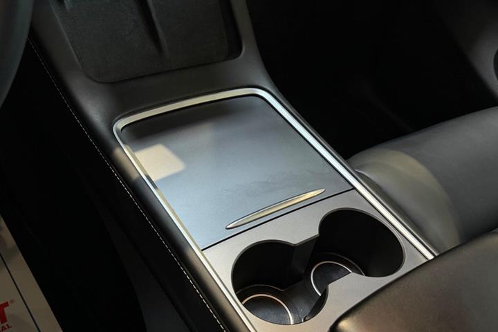Sort Tesla Model Y fra 2023