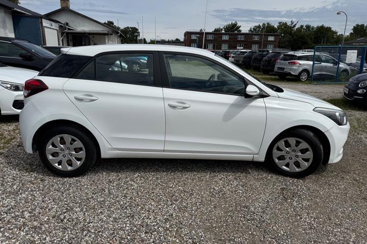 Hvid Hyundai i20 fra 2015
