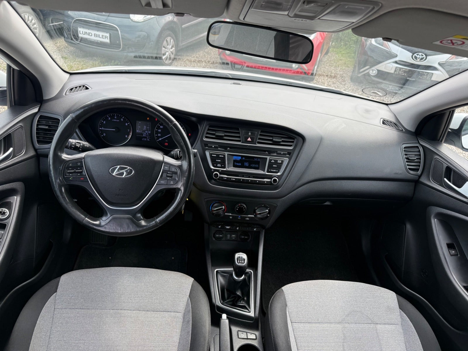 Hvid Hyundai i20 fra 2015