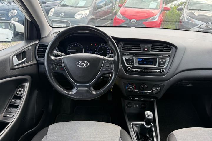 Hvid Hyundai i20 fra 2015