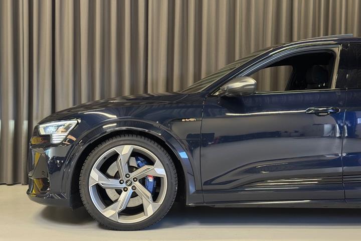 Blå Audi e-tron S fra 2022