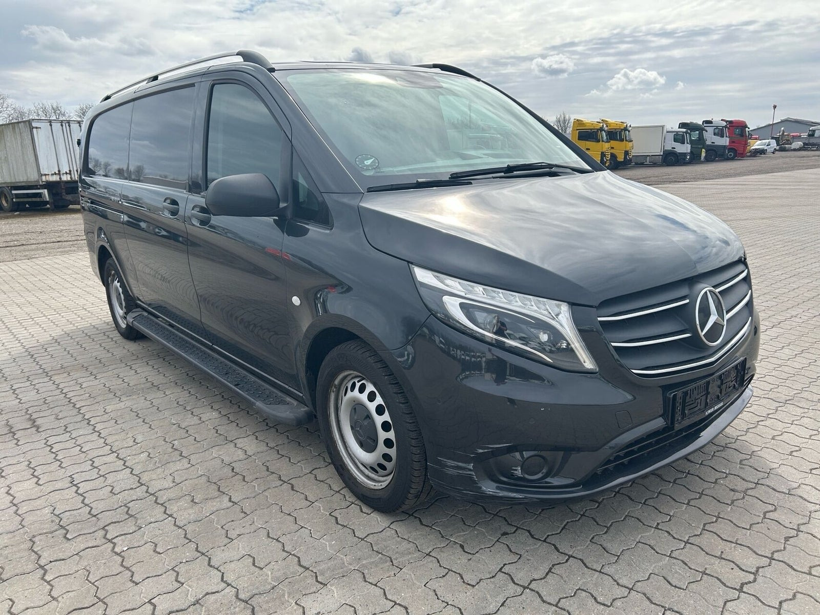 Grå Mercedes Vito 119 fra 2020