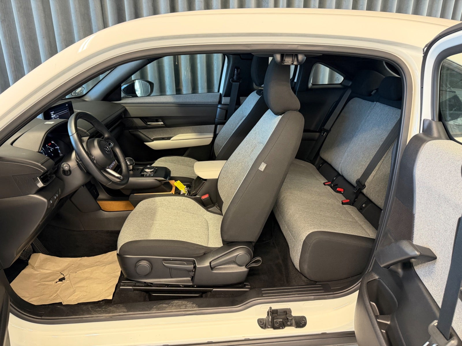 Hvid Mazda MX-30 fra 2023