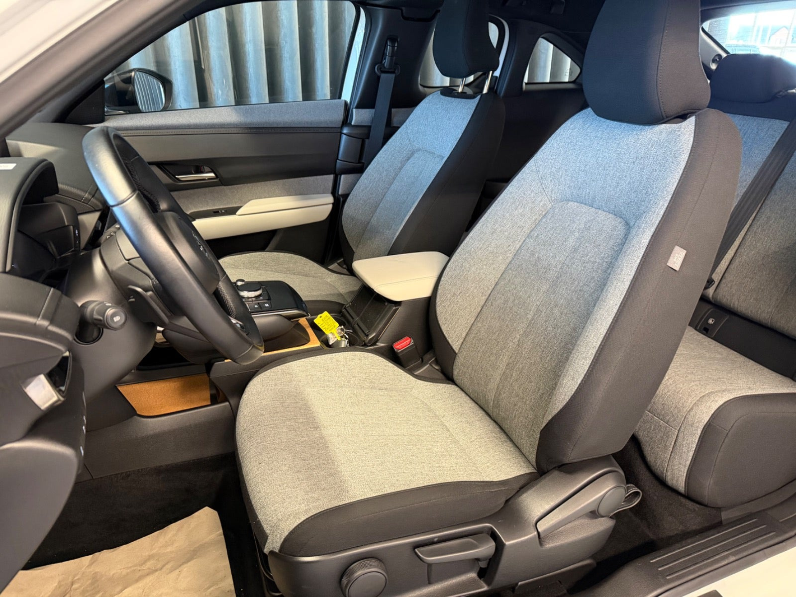 Hvid Mazda MX-30 fra 2023