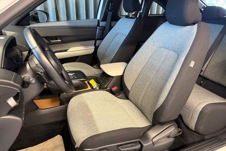 Hvid Mazda MX-30 fra 2023