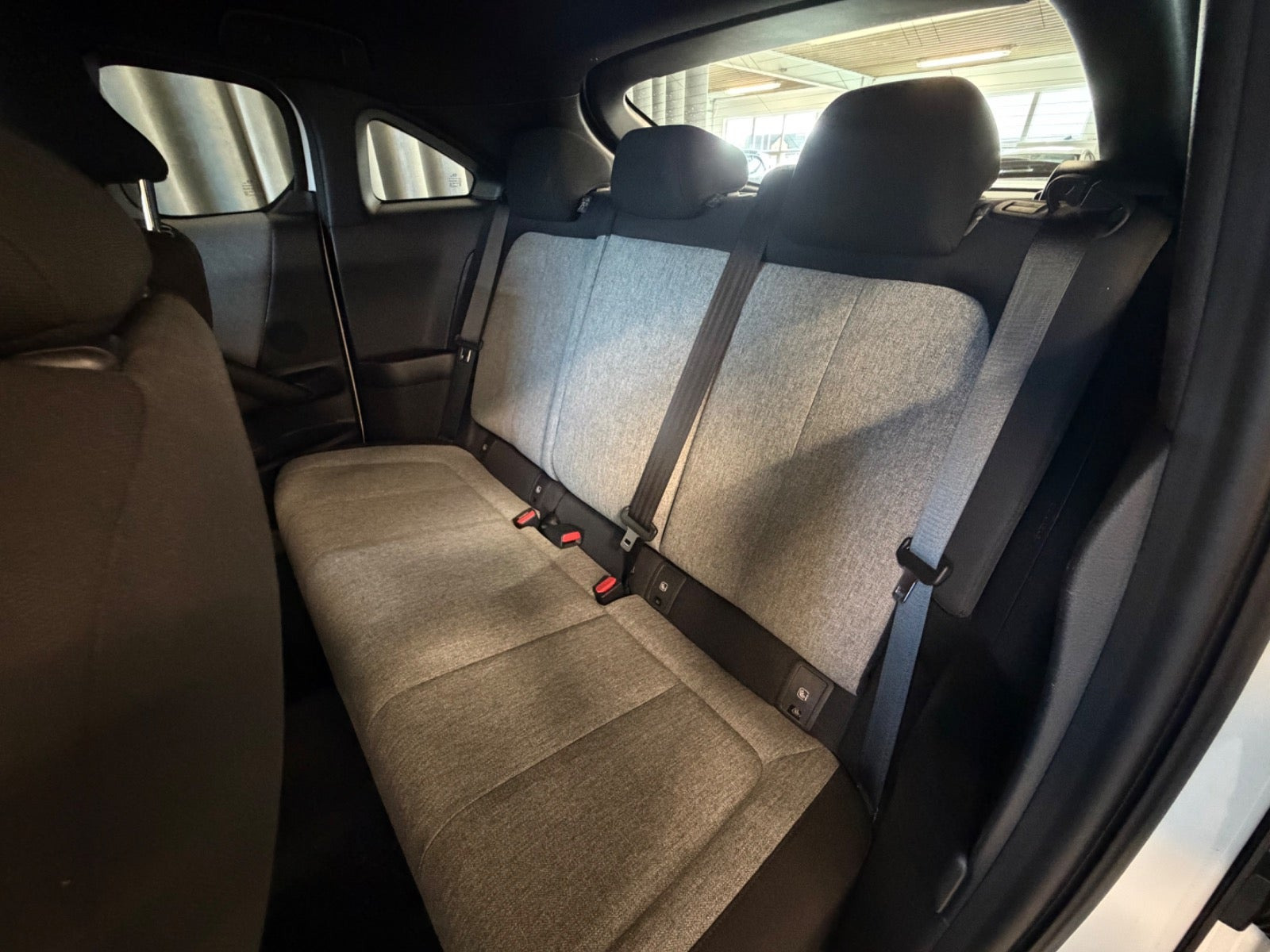 Hvid Mazda MX-30 fra 2023