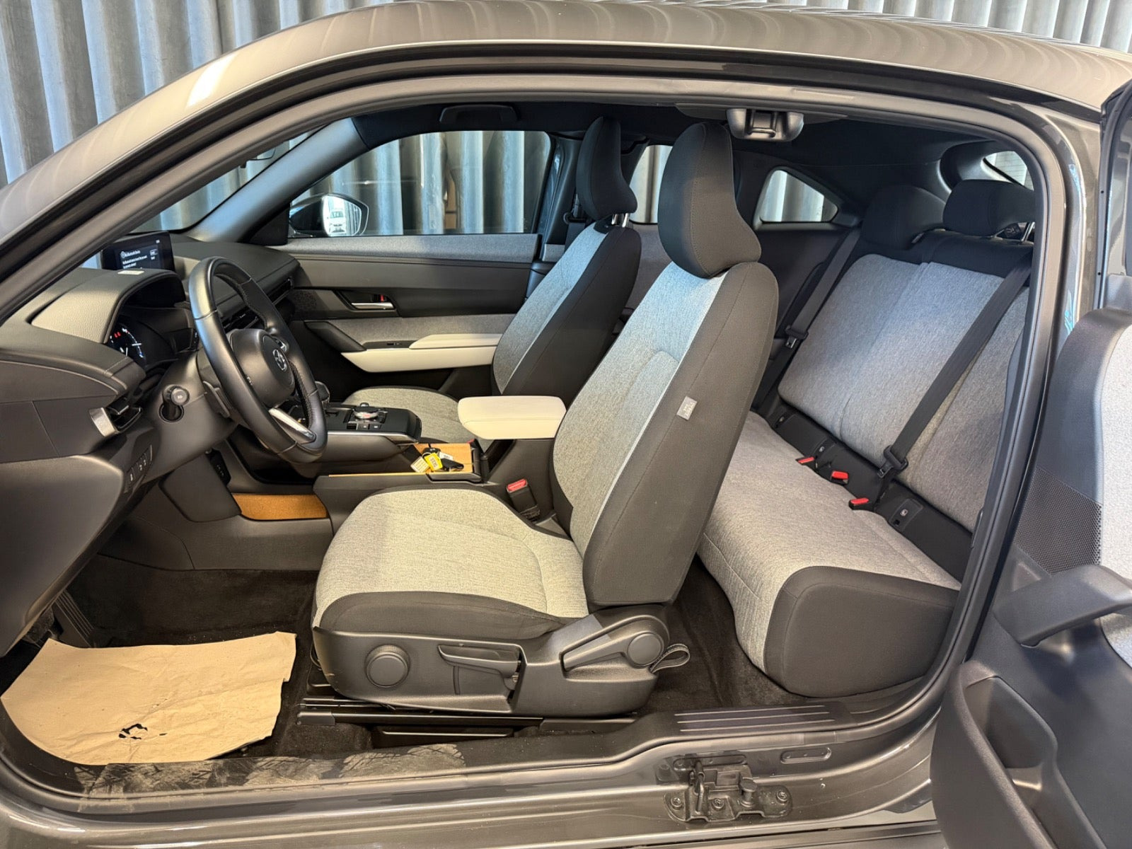 Grå Mazda MX-30 fra 2023