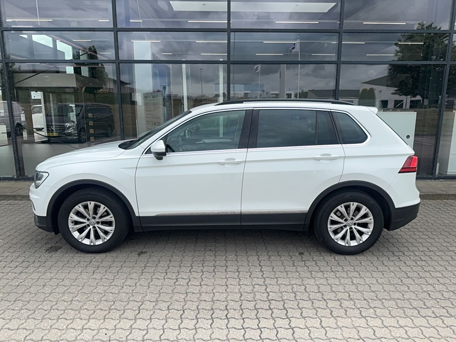 Hvid VW Tiguan fra 2019