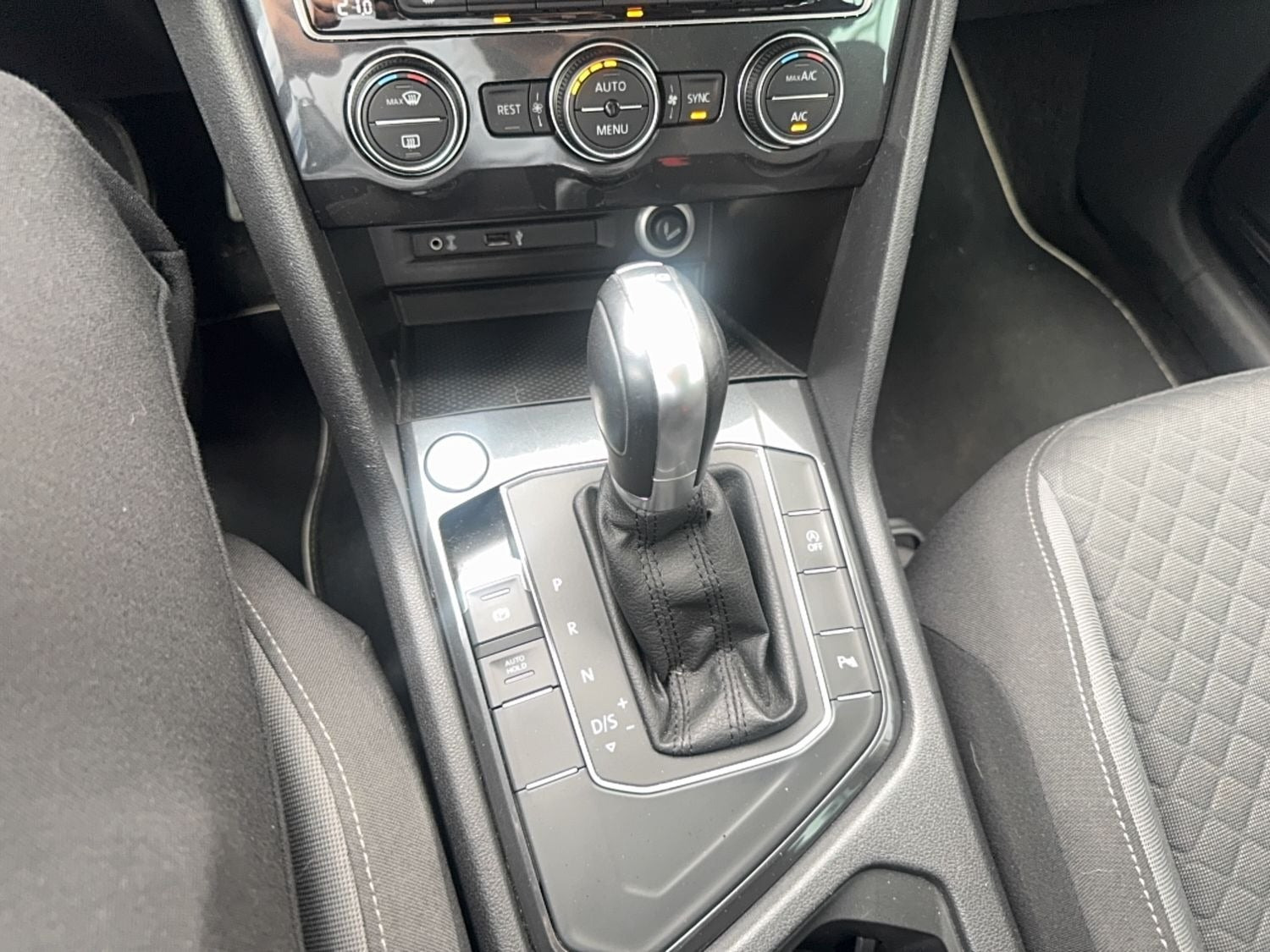 Hvid VW Tiguan fra 2019